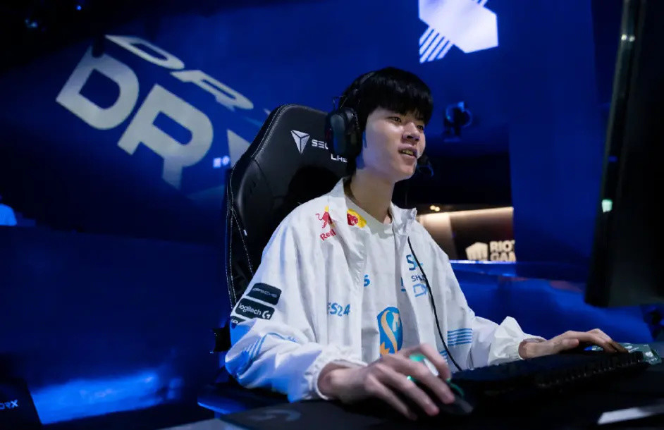 包含RNG绝杀DRX,Deft打出惊人五杀强强对话小组赛,成为赛场最大亮点的词条 包含RNG绝杀DRX,Deft打出惊人五杀强强对话小组赛,成为赛场最大亮点的词条