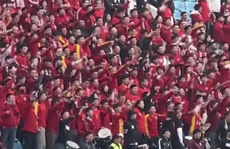 关于中超联赛亚泰队主场战平对手，球迷怒批裁判不公正的信息