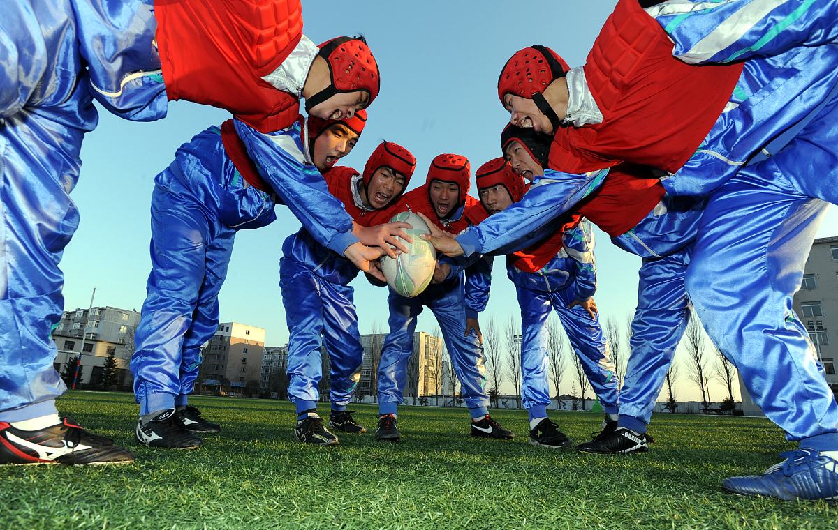 赛场上的焦点对决，球员们挑战强劲对手