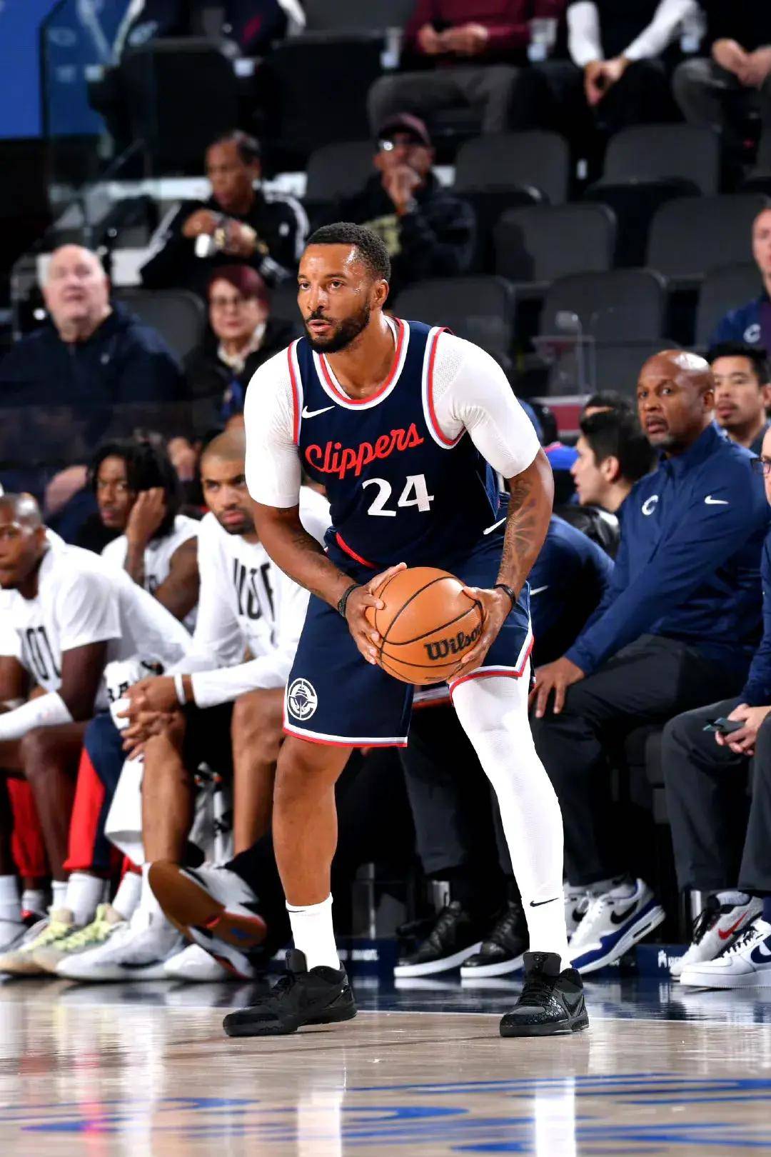 鹈鹕反超马刺，豪取赛季首胜的简单介绍