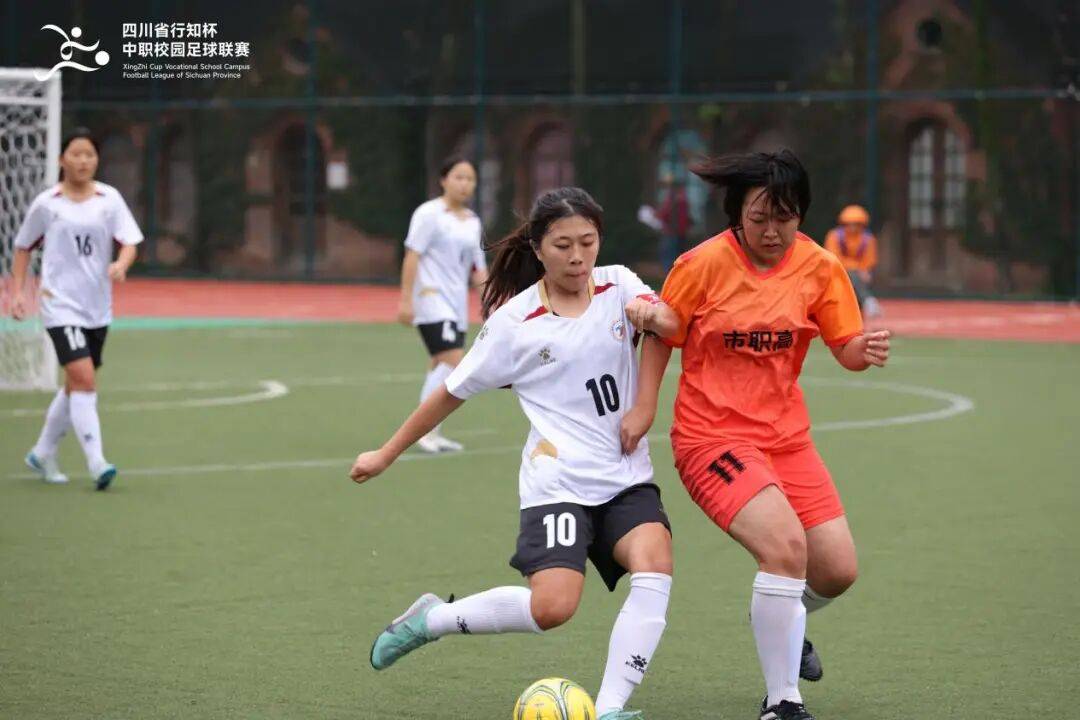 女子足球比赛中，中国队风采十足